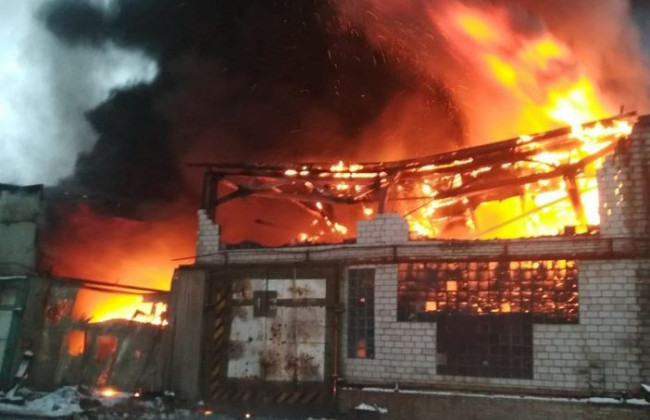 В Киевской области – сильный пожар на заводе: горит склад автошин