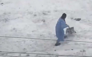 Киевлян удивила уборщица Укрпочты: шваброй «мыла снег»