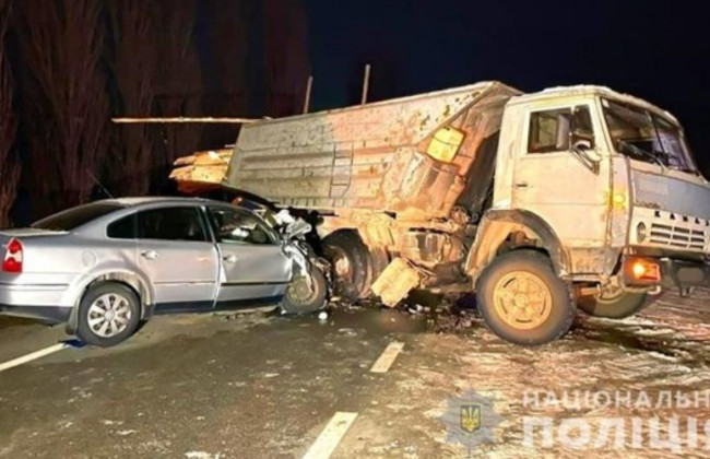 Смертельное ДТП под Киевом: легковушка влетела под грузовик