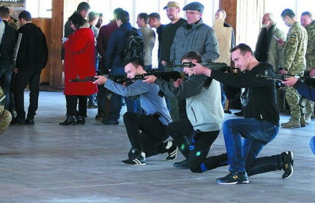 Вміння стріляти та орієнтуватися на місцевості: Кабмін схвалив порядок військової підготовки для громадян, починаючи зі школи