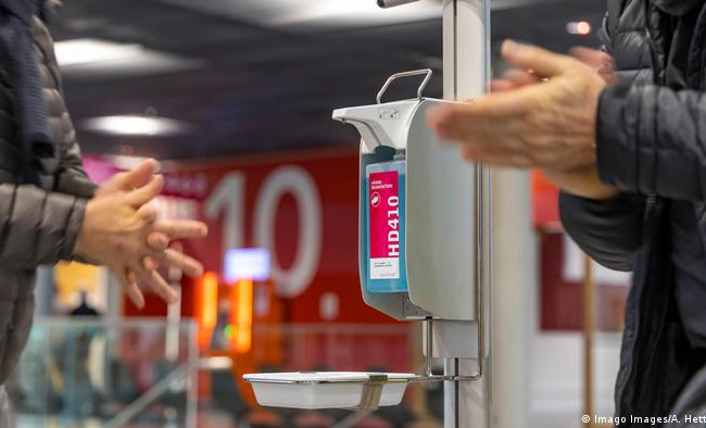 Заразятся почти все, но привитые перенесут легче, – главный инфекционист США об «Омикроне»