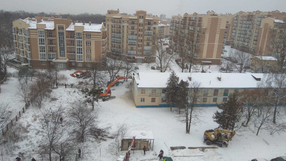 У Києві знесли гуртожиток на Метрологічній: поліція зайнялась справою