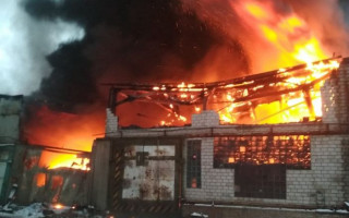 В Киевской области – сильный пожар на заводе: горит склад автошин