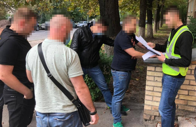 У Києві посередник допомагав державному виконавцю одержувати хабарі