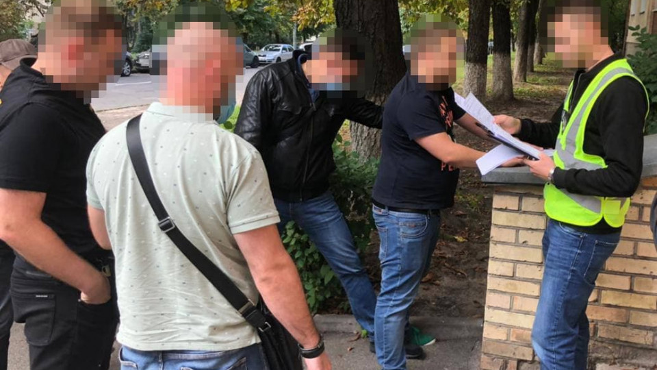 У Києві посередник допомагав державному виконавцю одержувати хабарі