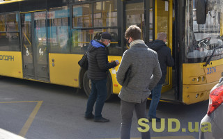 В Киеве провалился асфальт: движение троллейбусов задерживается