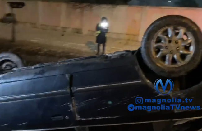 Не заметил отбойник: в Киеве произошло ДТП с переворотом