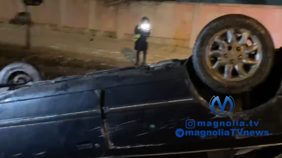 Не заметил отбойник: в Киеве произошло ДТП с переворотом