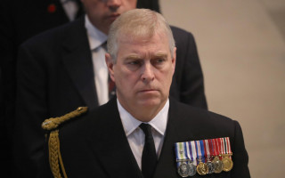 Елизавета II лишила своего сына всех званий и королевского покровительства