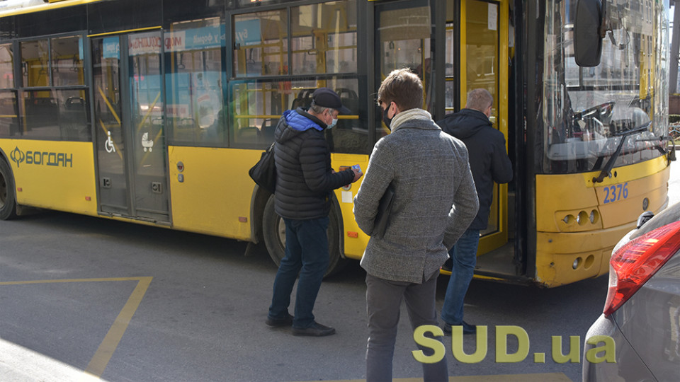 В Киеве провалился асфальт: движение троллейбусов задерживается
