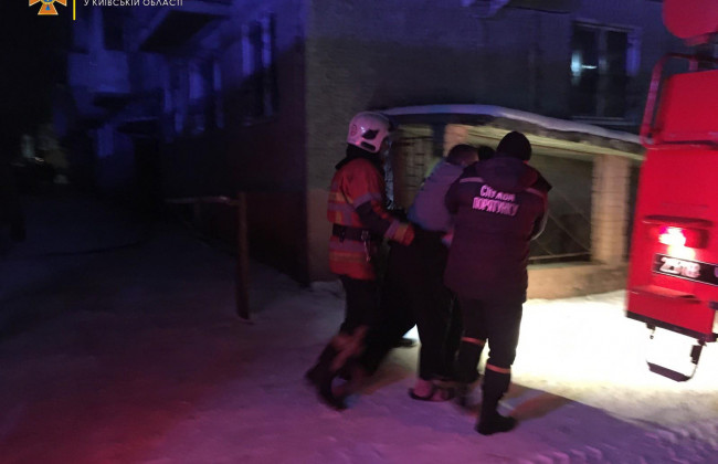 Під Києвом сталася пожежа, з якої врятували чоловіка, проте він помер на лікарняному ліжку