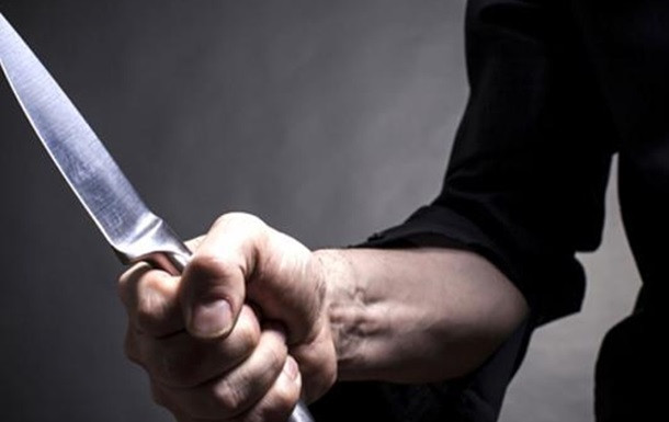В Киеве мужчина набросился с ножом на парня