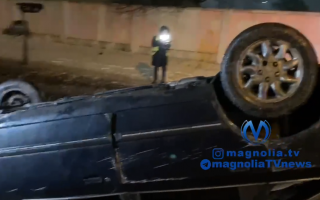 Не заметил отбойник: в Киеве произошло ДТП с переворотом