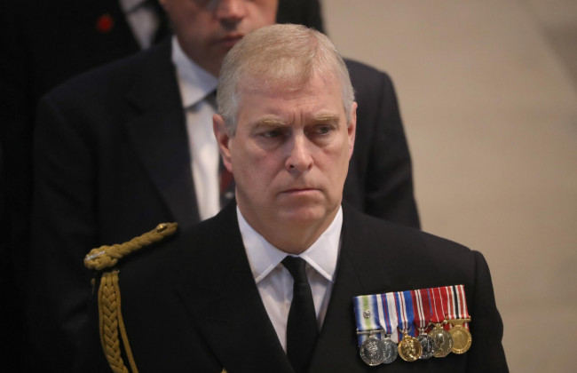 Елизавета II лишила своего сына всех званий и королевского покровительства