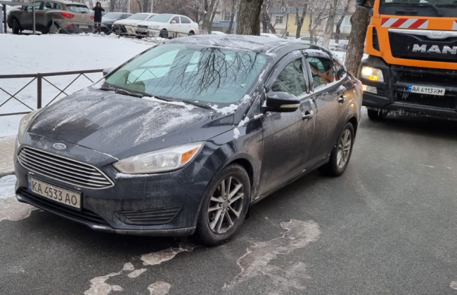 В Киеве «герой парковки» заблокировал проезд мусоровозу