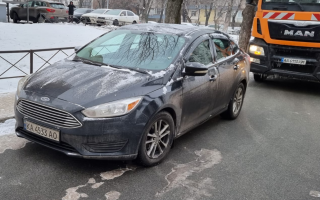 В Киеве «герой парковки» заблокировал проезд мусоровозу