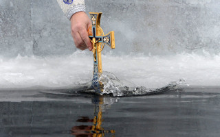 Кому нельзя купаться на Крещение: врачи предупредили украинцев