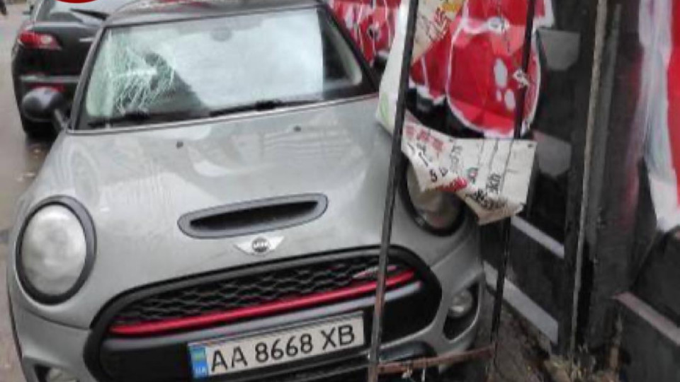 У Києві штормовий вітер зірвав рекламний щит, який розбив автомобіль