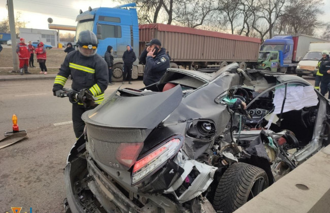 Смертельное ДТП под Одессой: тело погибшей пришлось доставать спасателям