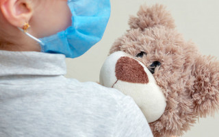 Назвали главный симптом штамма «Омикрон» у детей