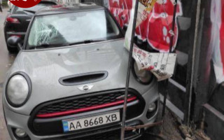 У Києві штормовий вітер зірвав рекламний щит, який розбив автомобіль