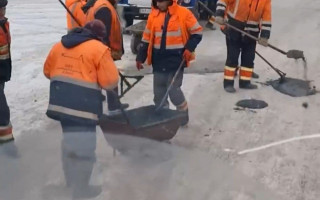 Клали асфальт поверх снега: под Киевом опять заметили странные действия дорожников