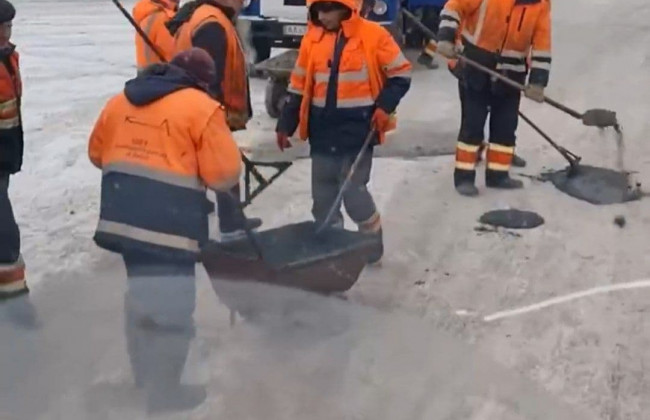 Клали асфальт поверх снега: под Киевом опять заметили странные действия дорожников