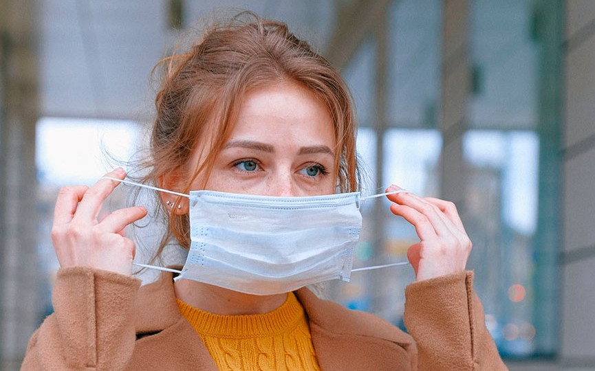 Пандемия изменила психологию: люди в масках выглядят привлекательнее