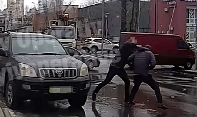 У Києві суд обрав запобіжний захід водію позашляховика, який побив перехожого