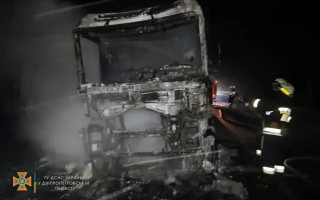 Под Днепром на ходу загорелся грузовик