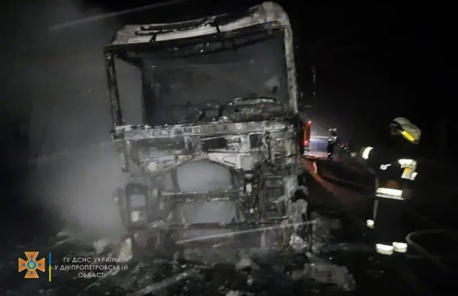 Под Днепром на ходу загорелся грузовик