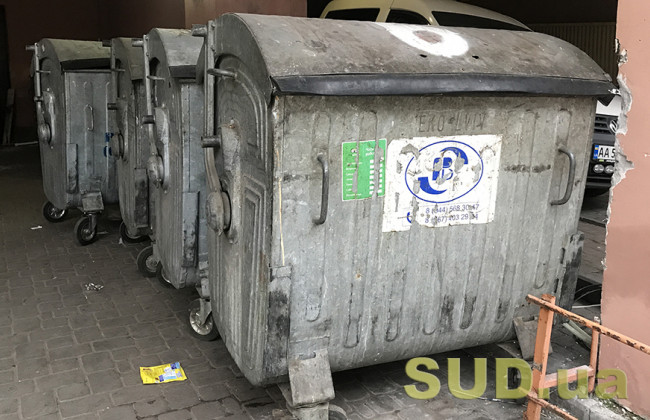 В Киеве мусорный бак пронесся кварталом, задевая автомобили: видео