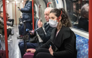 Подготовка к вспышке коронавируса «Омикрон»: как обезопасить себя в транспорте
