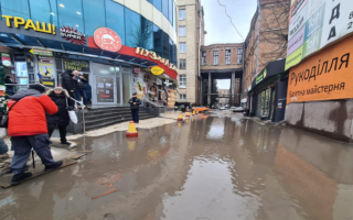 В Киеве улица на Шулявке превратилась в озеро