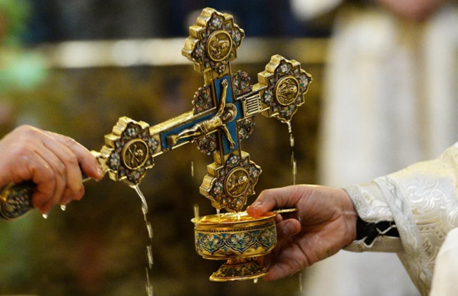 Праздник Крещения: когда набирать воду, как правильно хранить и использовать святую воду