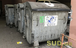 В Киеве мусорный бак пронесся кварталом, задевая автомобили: видео