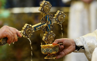 Праздник Крещения: когда набирать воду, как правильно хранить и использовать святую воду