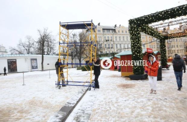 В Киеве начали разбирать главную елку страны