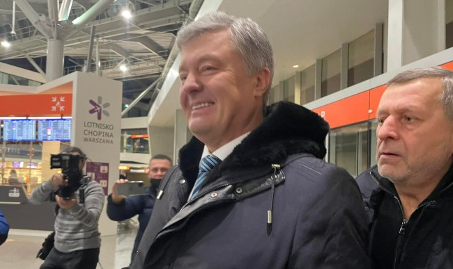 Порошенко на паспортном контроле встретили сотрудники ГБР