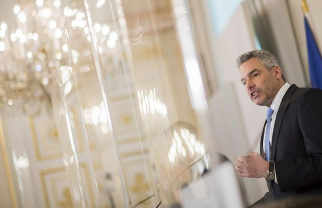 Австрия меняет планы стать первой страной в ЕС, которая сделает вакцины обязательными