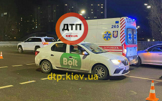 В Киеве женщина попала под колеса такси