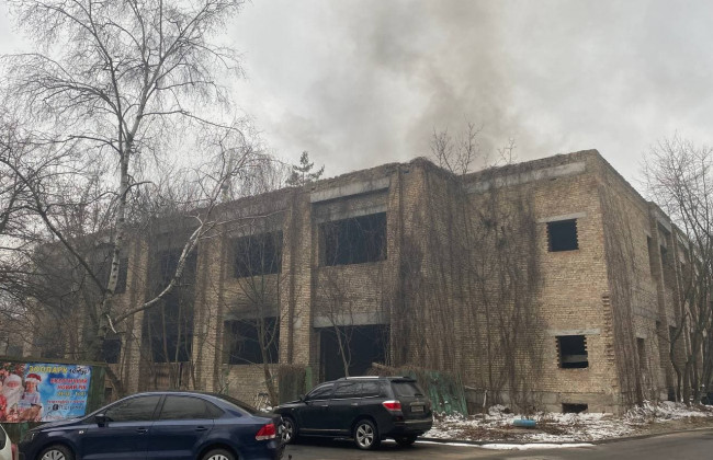 В Киеве на Виноградаре вспыхнул пожар