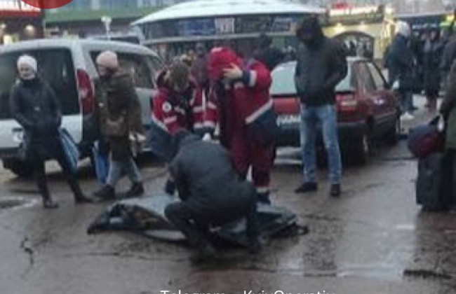 В Киеве возле метро нашли тело мужчины