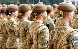 Військовий облік жінок: Зеленський звернувся до міністра оборони щодо перегляду низки питань