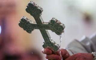 Как правильно набирать воду на Крещение 2022 – от тары и до даты