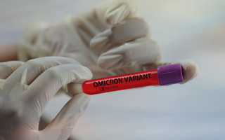 Человек с «Омикроном» может заразить 100 человек: что нужно знать