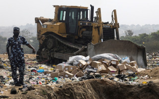 Бедные страны отказываются от 100 миллионов доз вакцины против COVID-19, в чем причина