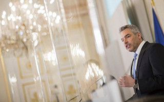 Австрия меняет планы стать первой страной в ЕС, которая сделает вакцины обязательными