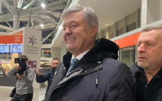 Порошенко на паспортном контроле встретили сотрудники ГБР