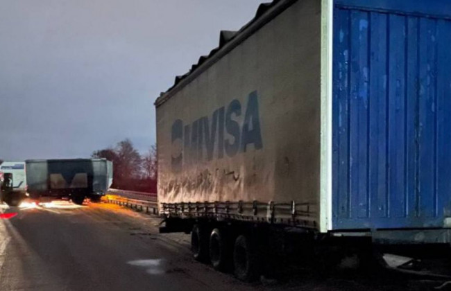 Серьезное ДТП под Киевом: дорогу не поделили фура и легковушка, фото